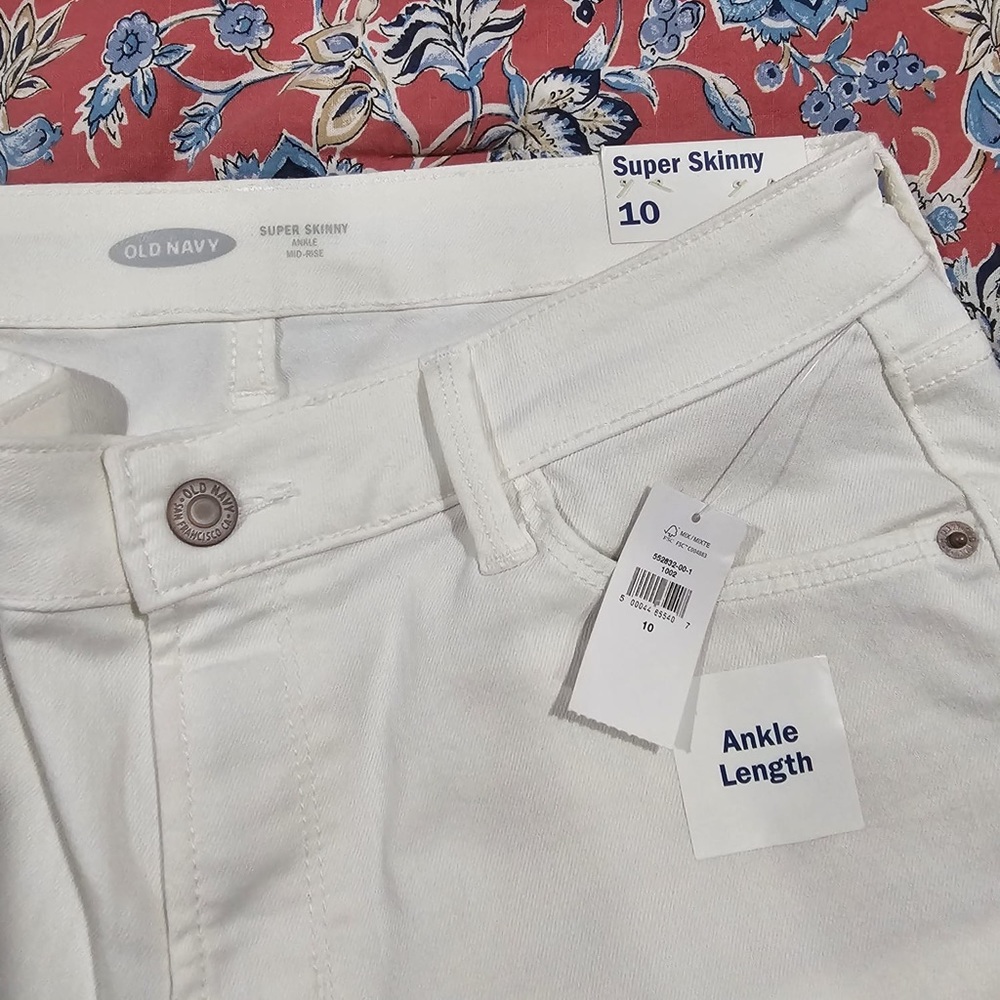 NWT Old Navy super skinny woman’s jeans in white! Never worn! Make offer!
